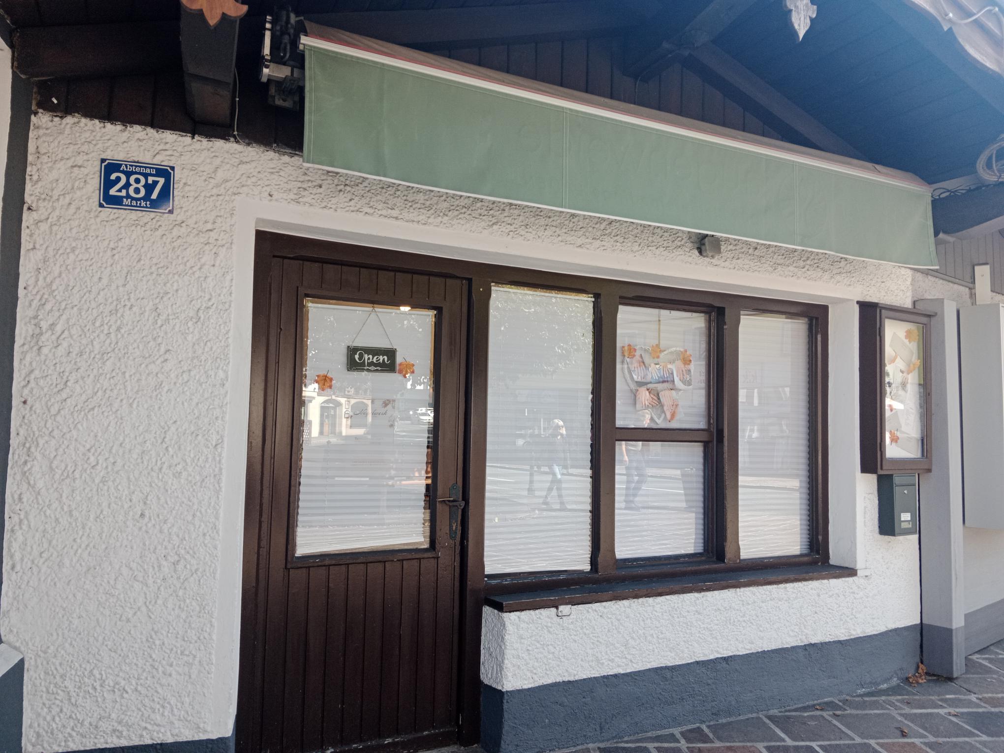 Außenansicht des Nagelstudios Nagelwerk, Markt 287 in Abtenau, mit brauner Eingangstür, Schaufenster und heller Fassade.