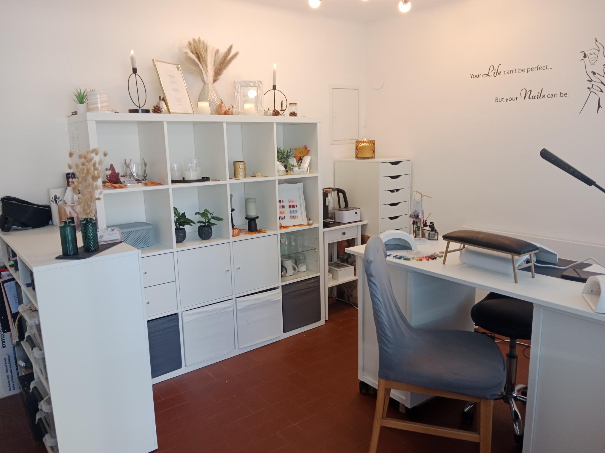 Innenansicht des Nagelstudios Nagelwerk in Abtenau mit modernem Nageltisch, dekorativem Regal und gemütlicher Einrichtung.