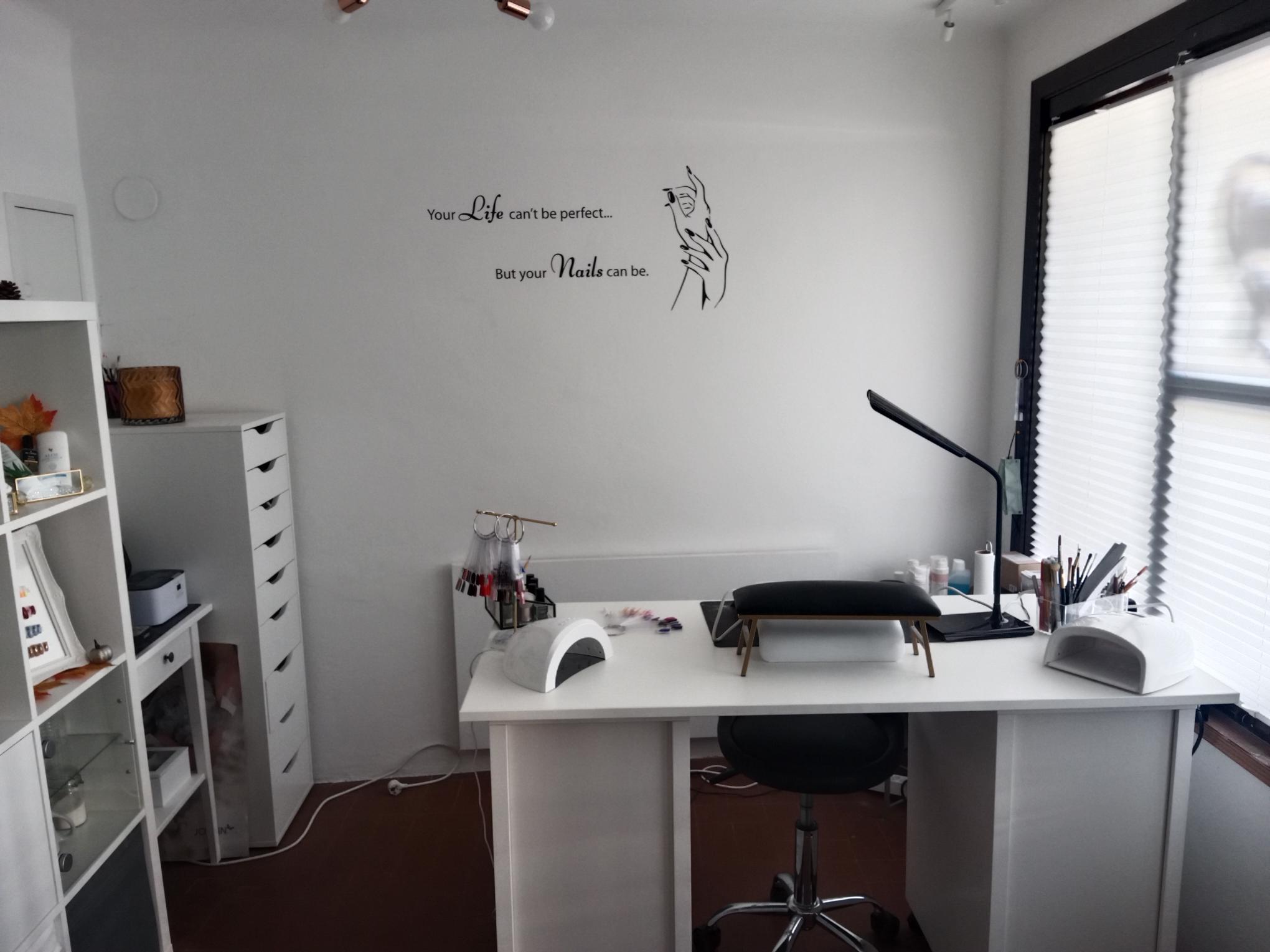 Nageltisch im Nagelstudio Nagelwerk in Abtenau mit professioneller Ausstattung, heller Einrichtung und dekorativer Wandgestaltung.